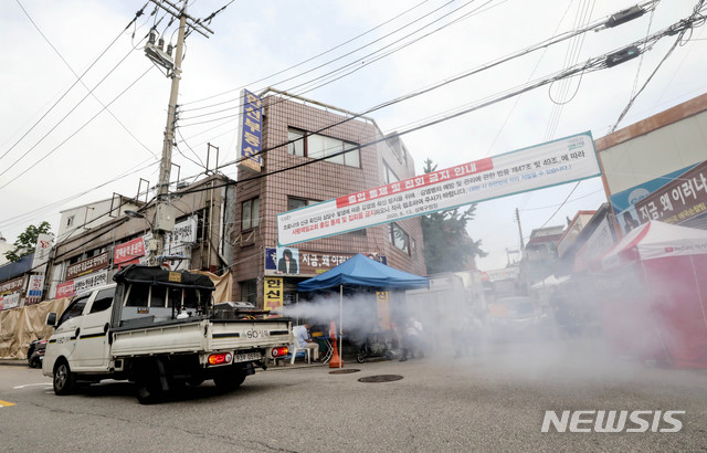 [서울=뉴시스]김병문 기자 = 성북구 보건소 방역 관계자들이 20일 오전 서울 성북구 사랑제일교회 앞 도로에서 방역을 하고 있다. 2020.08.20. dadazon@newsis.com