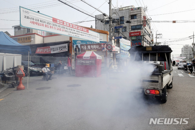 [서울=뉴시스]김병문 기자 = 성북구 보건소 방역 관계자들이 20일 오전 서울 성북구 사랑제일교회 앞 도로에서 방역을 하고 있다. 사진은 기사와 무관. 2020.08.20.  dadazon@newsis.com