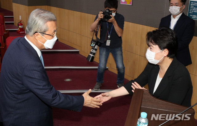 [서울=뉴시스]김선웅 기자 = 김종인 미래통합당 비상대책위원장과 윤희숙 경제혁신위원장이 20일 서울 여의도 국회에서 열린 미래통합당 경제혁신위 주최 혁신 아젠다 포럼 '분열과 절망을 딛고 미래로'에서 인사를 나누고 있다. 2020.08.20.  photo@newsis.com