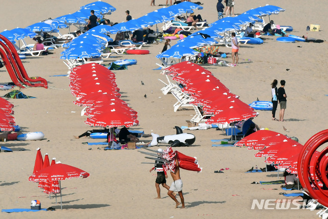 [부산=뉴시스] 하경민 기자 = 해수욕장 조기 폐장에 따라 지난 20일 오후 해운대해수욕장 내 피서용품 대여업체 관계자들이 비치파라솔 등을 치우고 있다.  2020.08.20. yulnetphoto@newsis.com