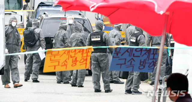 [서울=뉴시스]전진환 기자 = 질병관리본부, 경찰, 성북구 관계자들이 20일 오후 서울 성북구 사랑제일교회 앞에서 코로나19 역학조사를 위해 대기하고있다. 2020.08.20. amin2@newsis.com