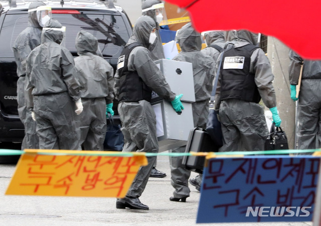 [서울=뉴시스] 전진환 기자 = 질병관리본부, 경찰, 성북구 관계자들이 20일 오후 서울 성북구 사랑제일교회 앞에서 코로나19 역학조사를 위해 대기하고있다. 2020.08.20. amin2@newsis.com