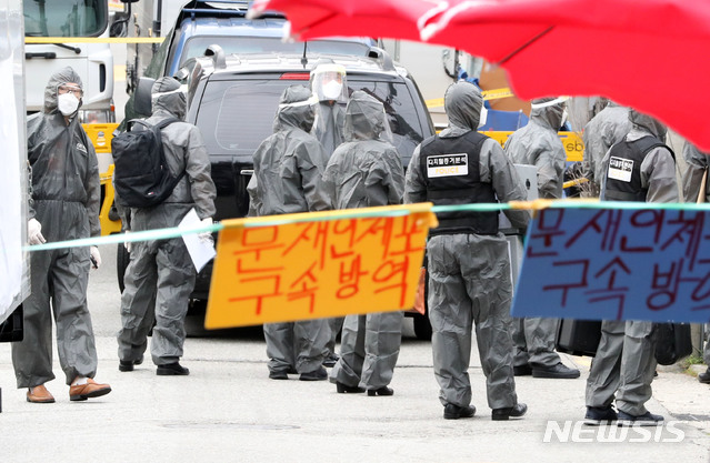 [서울=뉴시스]전진환 기자 = 질병관리본부, 경찰, 성북구 관계자들이 20일 오후 서울 성북구 사랑제일교회 앞에서 코로나19 역학조사를 위해 대기하고있다. 2020.08.20. amin2@newsis.com