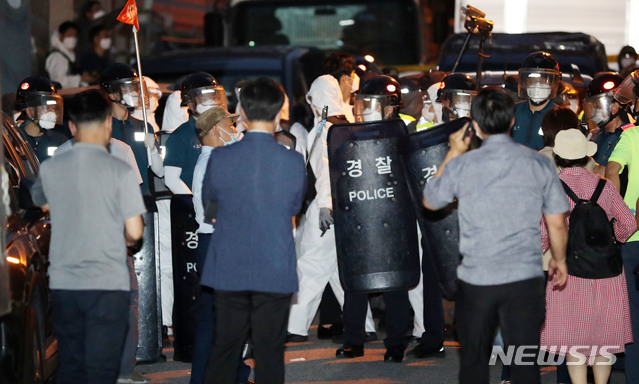 [서울=뉴시스]전진환 기자 = 20일 오후 서울 성북구 사랑제일교회 앞에서 흰색 방역복을 입은 역학 조사관들이 코로나19 역학조사를 위해 경찰의 보호를 받으며 교회로 들어가고 있다. 2020.08.20. amin2@newsis.com