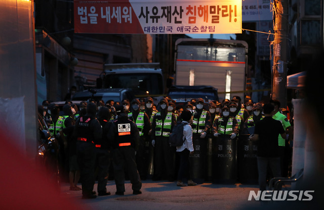 [서울=뉴시스]전진환 기자 = 20일 오후 서울 성북구 사랑제일교회 앞에서 경찰들이 역학조사관들이 들어갈 통로를 만들고 있다. 2020.08.20.  amin2@newsis.com 