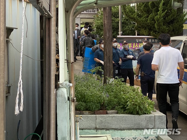 [서울=뉴시스] 이기상 기자 = 21일 오후 서울 성북구 사랑제일교회 안으로 회색 방역복을 입은 경찰들이 파란색 박스를 들고 진입하고 있다. 2020.08.21. wakeup@newsis.com 