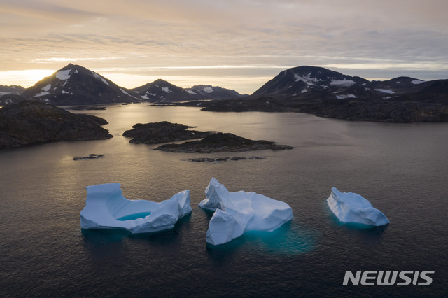 [새크라멘토=AP/뉴시스]지난 2019년의 이상 온난 기후로 그린란드의 얼음이 기록적으로 녹아 내렸고, 그 양은 캘리포니아주를 1.25m 이상의 물로 덮을 정도라는 연구 결과가 지난 20일(현지시간) 발표됐다. 사진은 2019년 8월16일 그린란드 쿨루스크 인근에 떠다니는 빙하의 모습. 2020.08.21.