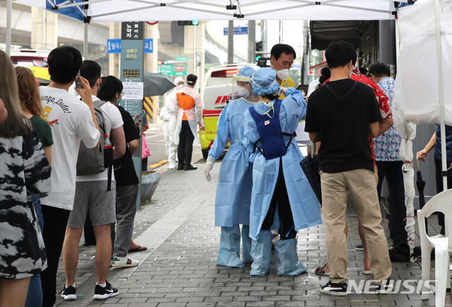 [서울=뉴시스] 전진환 기자 = 21일 오전 서울 성북구 보건소에 마련된 선별진료소에서 시민들이 코로나19 검사를 받기 위해 줄을 서 있다. 2020.08.21. amin2@newsis.com