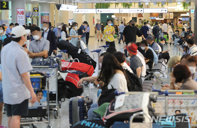 [제주=뉴시스]우장호 기자 = 수도권을 중심으로 신종 코로나바이러스 감염증(코로나19)이 급속도로 재확산 중인 21일 제주국제공항에 막바지 휴가를 즐기려는 관광객들의 발걸음이 이어지고 있다. 2020.08.21. woo1223@newsis.com