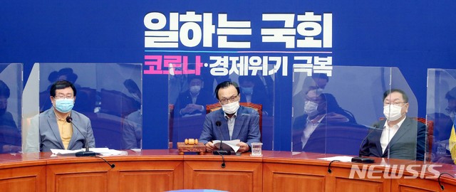 [서울=뉴시스]장세영 기자 = 이해찬 더불어민주당 대표가 21일 서울 여의도 국회에서 열린 더불어민주당 최고위원회의에 참석해 발언하고 있다. 민주당은 회의실에 신종 코로나바이러스 감염증(코로나19) 감염 차단용 칸막이를 설치했다. 2020.08.21.  photo@newsis.com