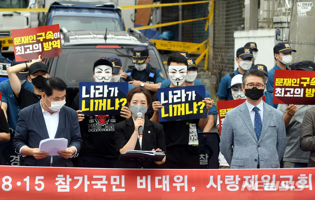 [서울=뉴시스]전진환 기자 = 전광훈 목사의 변호인 강연재 변호사가 21일 오전 서울 성북구 사랑제일교회 앞에서 열린 기자회견에서 전 목사의 성명서를 대독하고 있다. 2020.08.21. photo@newsis.com