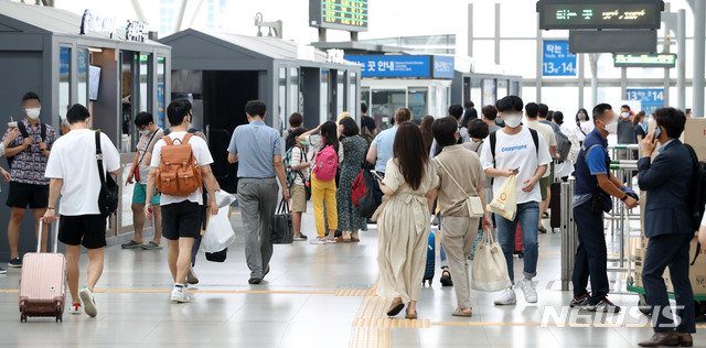 [서울=뉴시스]홍효식 기자 = 신종 코로나바이러스 감염증(코로나19) 확산세 속 사회적 거리두기가 시행되고 있는 21일 서울역에 시민들로 붐비고 있다. 2020.08.21.  yesphoto@newsis.com