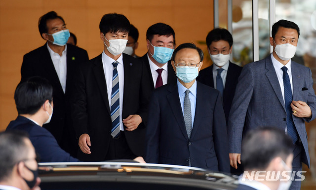 [부산=뉴시스] 하경민 기자 = 중국 외교정책을 총괄하는 양제츠 중국 공산당 외교담당 정치국 위원이 21일 오후 부산 김해국제공항을 통해 입국한 뒤 차량에 탑승하기 위해 이동하고 있다. 양제츠 위원은 오는 22일 서훈 외교안보실장과 만나 신종 코로나바이러스 감염증(코로나19) 대응 협력을 위한 고위급 교역 등 양자 관계 현안, 국제 정세 등 상호 관심사에 대해 의견을 교환할 예정인 것으로 알려졌다. 2020.08.21. yulnetphoto@newsis.com