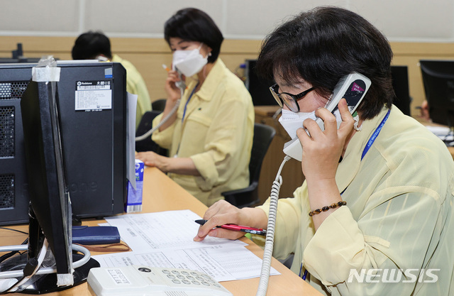 [대전=뉴시스]조명휘 기자 = 대전시 직원들이 22일 시청 전산교육장에서 광화문집회 장소 인근 기지국을 통해 확보한 400여명에 대한 전화번호를 통해 전화를 걸어 코로나19 검사를 받도록 권유하고 있다. (사진= 대전시 제공). 2020.08.22. photo@newsis.com