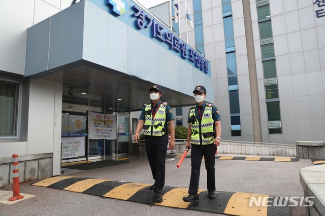  경기도의료원 포천병원에 투입된 경비경력들이 현장을 순찰하고 있다. (사진=경기북부지방경찰청 제공)