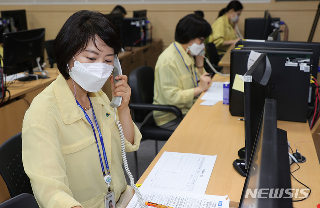 [대전=뉴시스] 대전시 직원들이 시청 전산교육장에서 광화문집회 장소 인근 기지국을 통해 확보한 400여명에 대한 전화번호를 통해 전화를 걸어 코로나19 검사를 받도록 권유하고 있다. (사진= 대전시 제공) 