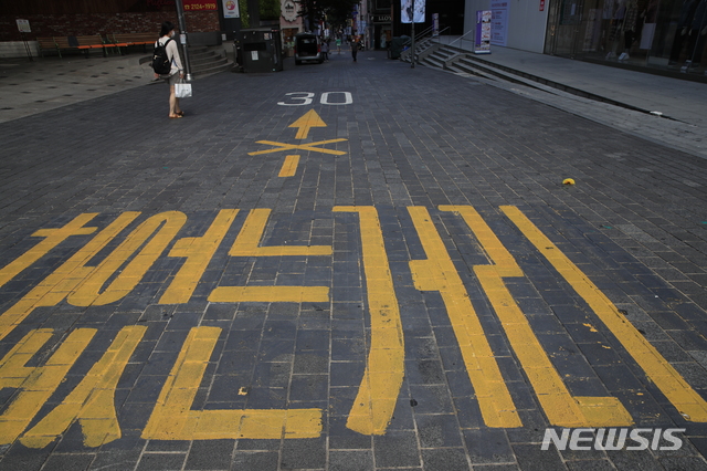 [서울=뉴시스] 박민석 기자 = 사회적 거리두기 2단계가 전국으로 확대된 지난달 23일 서울 중구 명동 거리가 한산한 모습을 보이고 있다. 2020.08.23. mspark@newsis.com