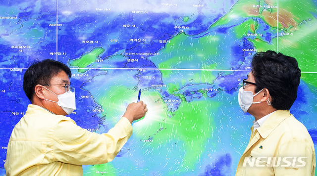 [서울=뉴시스]추상철 기자 =조명래(오른쪽) 환경부장관이 지난 23일 오전 한강홍수통제소에서 제8호 태풍 ‘바비’ 북상에 따른 긴급 점검회의를 열고 태풍 상황 및 대응방안을 점검하고 있다. (사진= 환경부 제공) 2020.08.23. photo@newsis.com