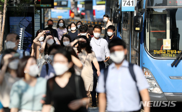 [서울=뉴시스]홍효식 기자 = 서울 전역에서 실내외 마스크 착용이 의무화된 24일 오전 서울 종로구 광화문사거리 버스정류장에서 마스크를 착용한 시민들이 출근길 발걸음을 재촉하고 있다. 2020.08.24.  yesphoto@newsis.com