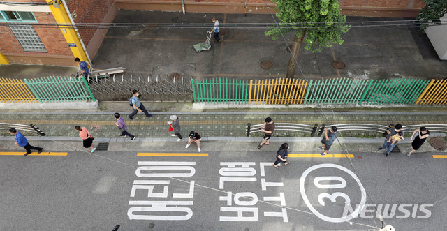 [서울=뉴시스]김병문 기자 = 보성운수 시내버스 기사 3명이 코로나19 확진 판정을 받은 가운데 24일 오전 서울 구로구 보건소에 마련된 선별진료소를 찾은 시민들이 줄을 서 기다리고 있다. 2020.08.24.  dadazon@newsis.com