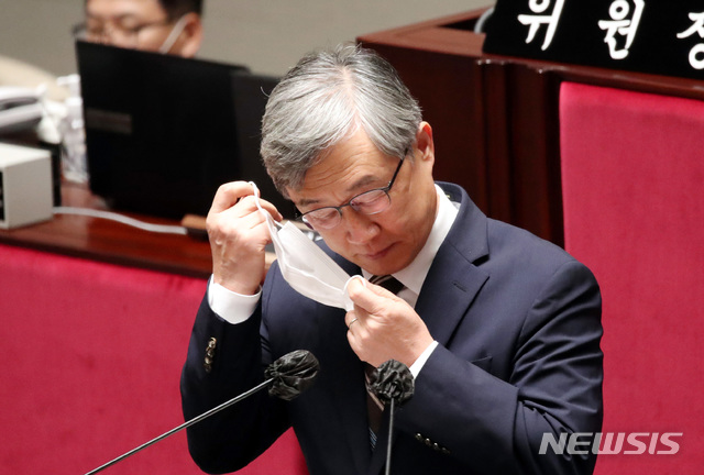 [서울=뉴시스] 김선웅 기자 = 최재형 감사원장이 24일 오전 서울 여의도 국회에서 열린 예산결산특별위원회 전체회의에 참석해 발언 전 마스크를 벗고 있다.2020.08.24. photo@newsis.com