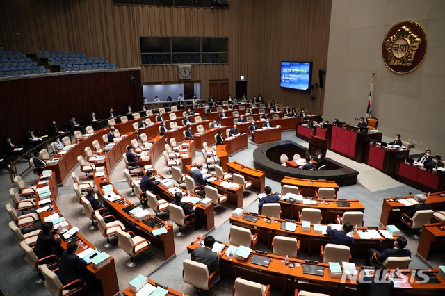 [서울=뉴시스]김선웅 기자 = 국회 예산결산특별위원회(위원장 정성호)가 24일 오전 서울 여의도 국회에서 열린 전체회의에서 실내 50인 이상 모임을 금지하는 코로나19 방역 지침 준수를 위해 질의 순서가 아닌 의원들의 회의장 출입을 제한해 비어있는 모습을 보이고 있다. 2020.08.24.  mangusta@newsis.com