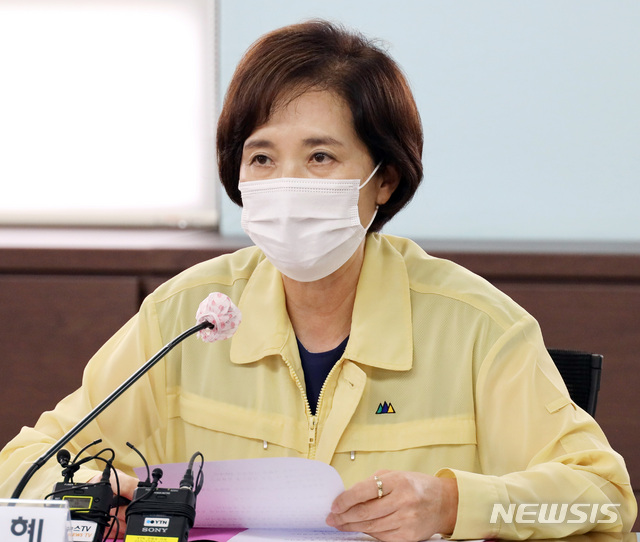 [서울=뉴시스] 전진환 기자 = 유은혜 부총리 겸 교육부장관이 수도권 학교 방역점검 회의가 열린 24일 오후 서울 종로구 서울시교육청에서 발언하고 있다. 2020.08.24.  amin2@newsis.com