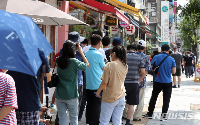 [인천=뉴시스] 이종철 기자 = 인천지역에 신종 코로나바이러스 감염증(코로나19) 확진자가 속출한 24일 오전 인천시 서구 서구보건소 선별진료소 인근에 검체 검사를 받으러 온 시민들이 줄지어 서 있다. 2020.08.24. jc4321@newsis.com