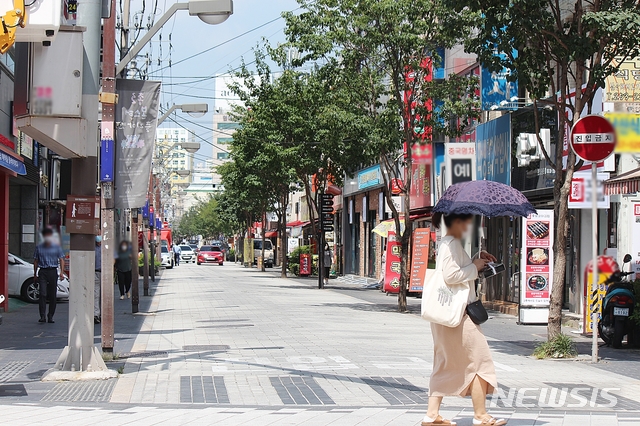 [대구=뉴시스]이지연 기자 = 대구 중구 반월당 인근에서 한 시민이 양산을 쓰고 지나가고 있다. 이날 한낮 기온은 35도, 체감온도 38도를 기록하고 있다. 2020.08.25. ljy@newsis.com