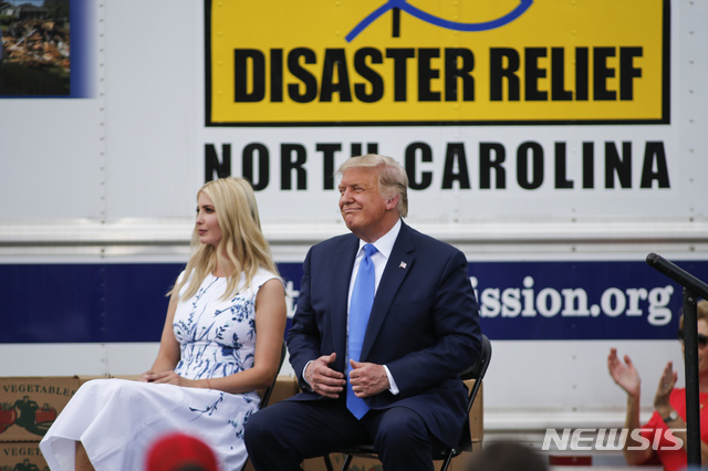 [밀스리버=AP/뉴시스] 8월24일(현지시간) 미국 노스캐롤라이나주 밀스리버 행사에서 촬영한 도널드 트럼프 미국 대통령(오른쪽)과 딸 이방카 트럼프의 모습. 2020.09.29.