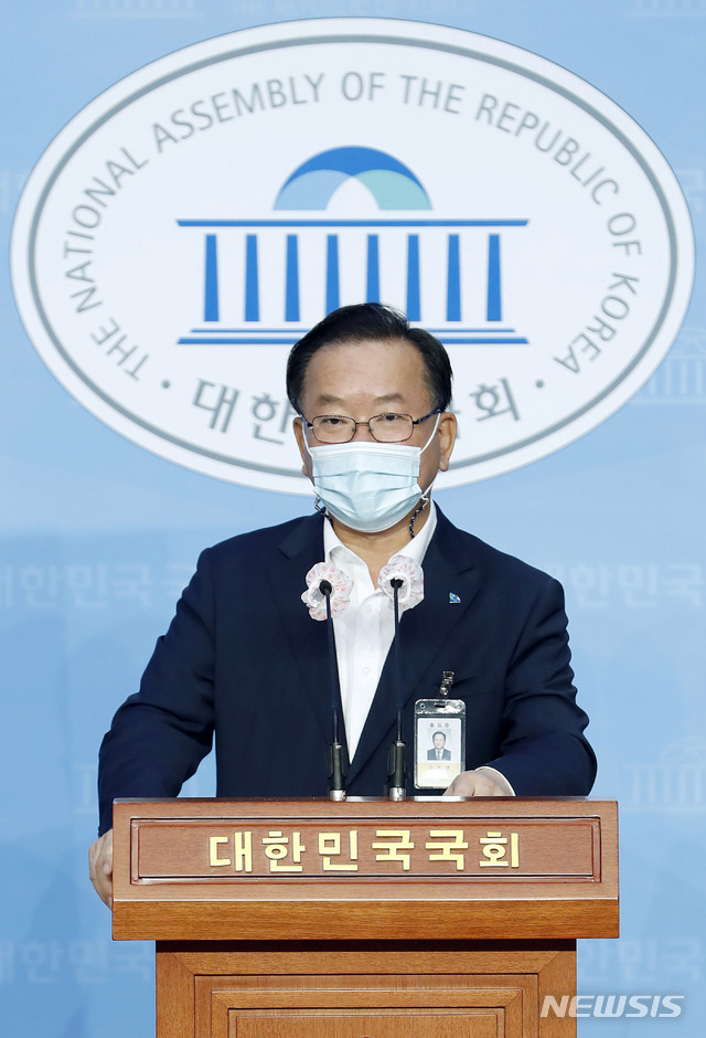 [서울=뉴시스] 최동준 기자 = 김부겸 더불어민주당 당대표 후보가 25일 서울 여의도 국회 소통관에서 '부동산 개혁 및 주거복지 공약' 기자회견을 하고 있다. 2020.08.25. photocdj@newsis.com