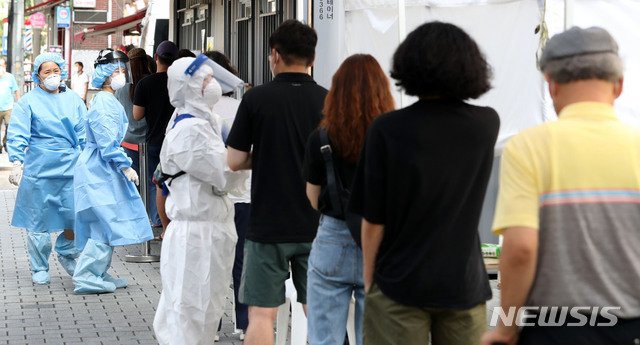 [서울=뉴시스]홍효식 기자 = 25일 오전 서울 성북구보건소에 마련된 코로나19 선별진료소에서 의료진들이 업무를 보고 있다. 2020.08.25. yesphoto@newsis.com