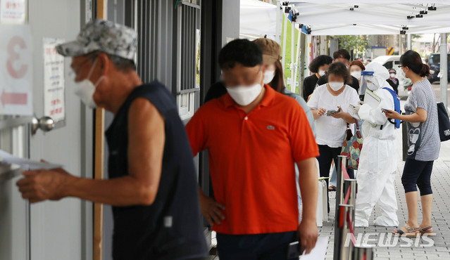 [서울=뉴시스]홍효식 기자 = 25일 오전 서울 성북구보건소에 마련된 코로나19 선별진료소에서 시민들이 검사를 받기 위해 줄지어 있다. 2020.08.25.  yesphoto@newsis.com