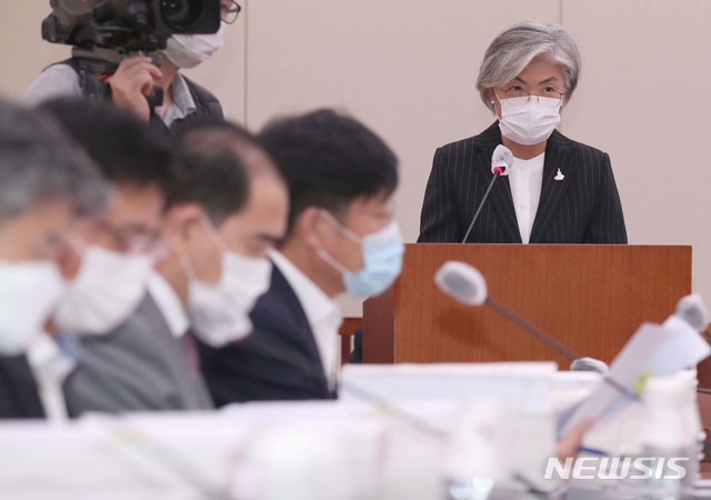 [서울=뉴시스]김진아 기자 = 강경화 외교부 장관이 25일 서울 여의도 국회에서 열린 국회 외교통일위원회 전체회의에 참석해 업무보고를 하고 있다. 2020.08.25. photo@newsis.com