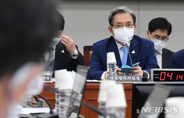 [서울=뉴시스]김선웅 기자 = 노영민 대통령 비서실장이 25일 서울 여의도 국회에서 열린 운영위원회 전체회의에서 답변하고 있다. 2020.08.25.  photo@newsis.com