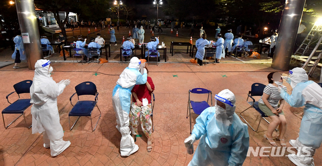 [광주=뉴시스] 신대희 기자 = 25일 오후 광주 북구 각화동 모 교회에서 교인들이 코로나19 검사를 받고 있다. 방역당국은 광화문 집회 참석 뒤 전날 확진 판정을 받은 60대 여성이 지난 16일과 19일 이 교회에서 3차례 예배를 본 것으로 확인, 직·간접 접촉자로 분류된 교인 모두를 검사한다. 2020.08.25.  sdhdream@newsis.com