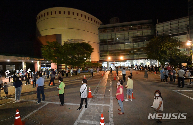 [광주=뉴시스] 신대희 기자 = 25일 오후 광주 북구 각화동 모 교회에서 교인들이 코로나19 검사를 받고 있다. 방역당국은 광화문 집회 참석 뒤 전날 확진 판정을 받은 60대 여성이 지난 16일과 19일 이 교회에서 3차례 예배를 본 것으로 확인, 직·간접 접촉자로 분류된 교인 모두를 검사한다. 2020.08.25.  sdhdream@newsis.com