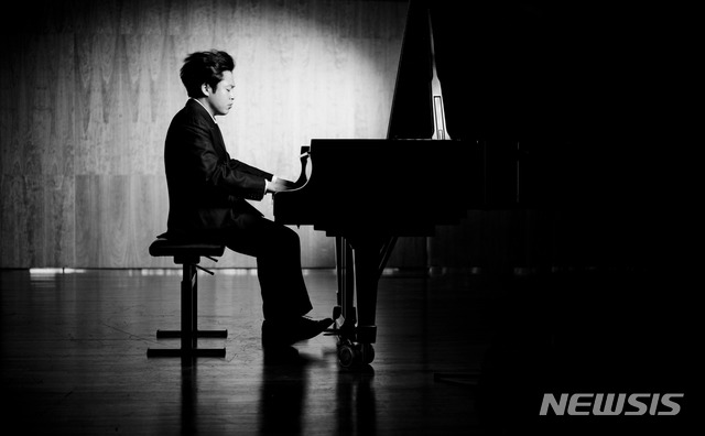 [서울=뉴시스]피아니스트 김선욱(사진=빈체로 제공)2020.08.26 photo@newsis.com