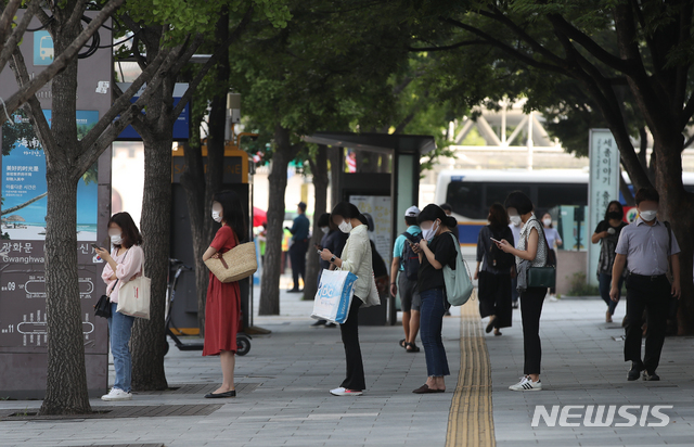 [서울=뉴시스] 조수정 기자 = 코로나19 확산을 막기 위해 수도권 전체를 포함, 지자체 17곳 중 12곳이 실내외 마스크 착용을 의무화 했다. 26일 오전 서울 종로구 한 버스정류장에서 출근길 시민들이 마스크를 착용하고 거리를 유지하며 버스를 기다리고 있다. 2020.08.26.  chocrystal@newsis.com