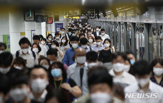 [서울=뉴시스] 조수정 기자 = 지난달 26일 오전 서울 종로구 광화문역에서 출근길 시민들이 마스크를 착용하고 지하철을 이용하고 있다. 2020.08.26. chocrystal@newsis.com