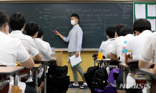 [서울=뉴시스]김병문 기자 = 고등학교 3학년을 예외로 약 3주간 서울·경기·인천지역 유치원과 학교가 등교를 중단, 원격수업으로 전환한 26일 오전 서울 송파구 보인고등학교 3학년 교실에서 대면 수업이 진행되고 있다. 2020.08.26.  dadazon@newsis.com