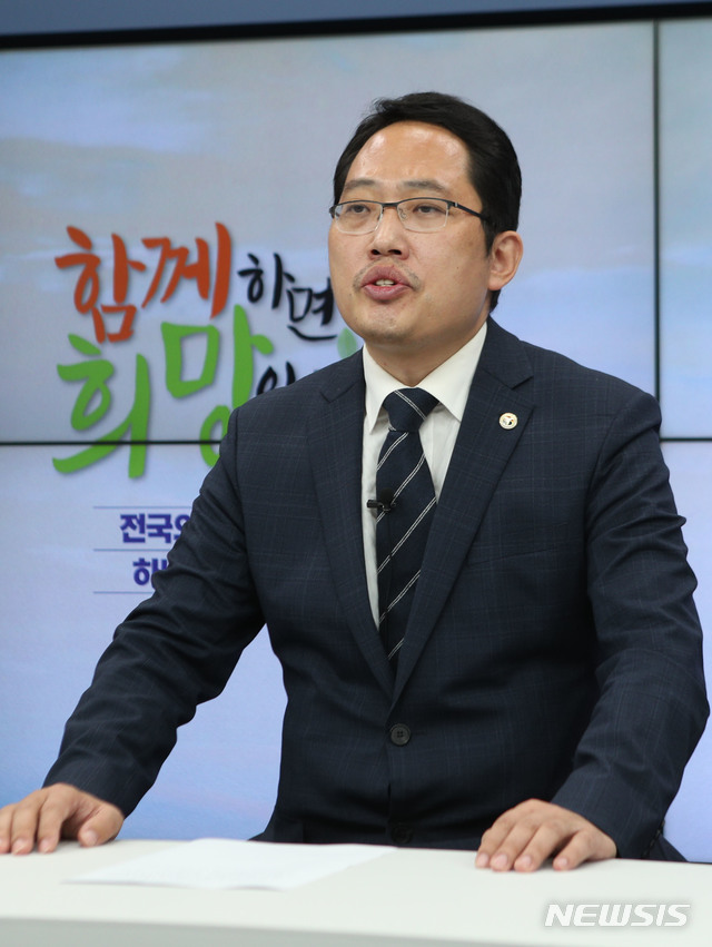 [서울=뉴시스] 조수정 기자 = 전공의 총파업이 시작된 26일 용산 대한의사협회 방송실에서 최대집 협회장이 파업관련 입장발표를 인터넷 생방송으로 하고 있다. 2020.08.26. photo@newsis.com