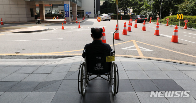 [서울=뉴시스] 박주성 기자 = 26일 오전 서울 서초구 서울성모병원에 환자가 휠체어를 타고 있다. 2020.08.26. park7691@newsis.com