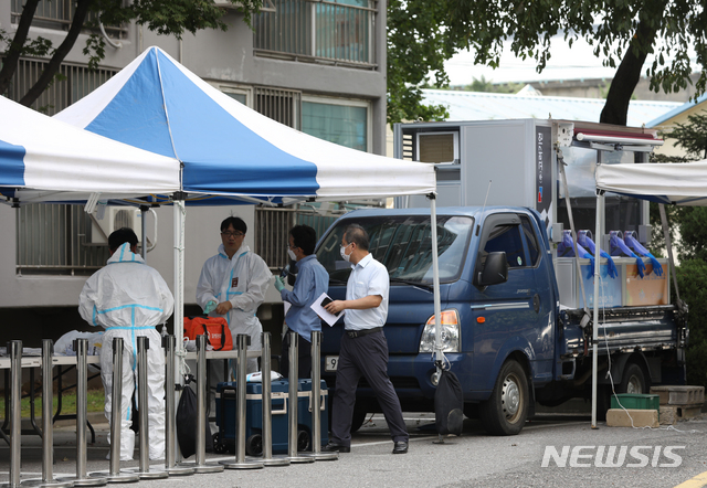 [서울=뉴시스] 조수정 기자 = 26일 오후 코로나19 집단감염이 발생한 서울 구로구 한 아파트에서 보건소 직원들이 이동형 선별진료소를 설치하고 선별진료, 방역 등을 하고 있다. 2020.08.26. chocrystal@newsis.com