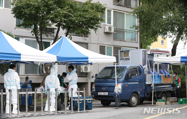 [서울=뉴시스] 조수정 기자 = 26일 오후 코로나19 집단감염이 발생한 서울 구로구 한 아파트에서 보건소 직원들이 이동형 선별진료소를 설치하고 선별진료, 방역 등을 하고 있다. 2020.08.26.  chocrystal@newsis.com