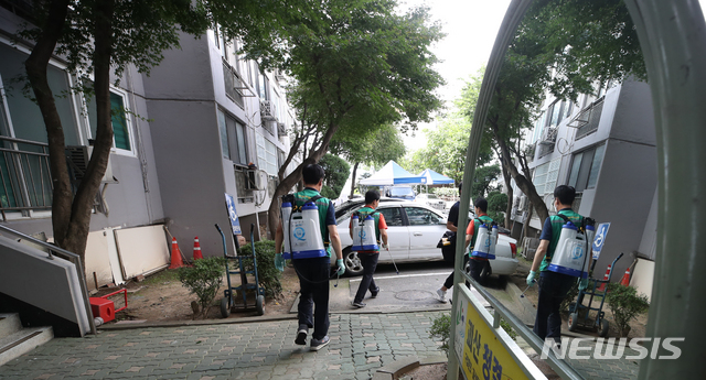 [서울=뉴시스] 조수정 기자 = 26일 오후 코로나19 집단감염이 발생한 서울 구로구 한 아파트에서 보건소 직원들이 방역을 하고 있다. 2020.08.26.  chocrystal@newsis.com