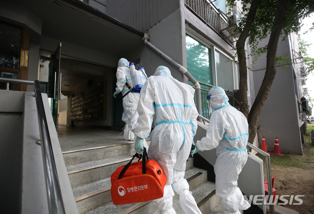 [서울=뉴시스] 조수정 기자 = 26일 오후 코로나19 집단감염이 발생한 서울 구로구 한 아파트에서 보건소 직원들이 방역을 하고 있다. 2020.08.26. chocrystal@newsis.com