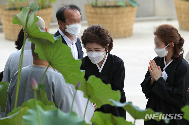 [서울=뉴시스] 이윤청 기자 = 고 박원순 전 서울시장의 부인 강난희 여사를 비롯한 유가족이 지난 8월26일 서울 종로구 조계사에서 열린 박 전 시장 49재 온라인 추모식에 참석하고 있다. 2020.08.26. radiohead@newsis.com