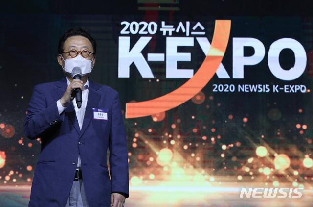 [서울=뉴시스]박진희 기자 = 국내 최대 민영뉴스통신사 뉴시스 주최로 '2020 뉴시스 K-EXPO'가 열린 26일 오후 서울 중구 신라호텔에서 류준형 하이트진로 상무가 한류기업대상 국회산업통상자원중소벤처기업위원회 위원장상을 수상한 후 소감을 밝히고 있다. 2020.08.26.  pak7130@newsis.com