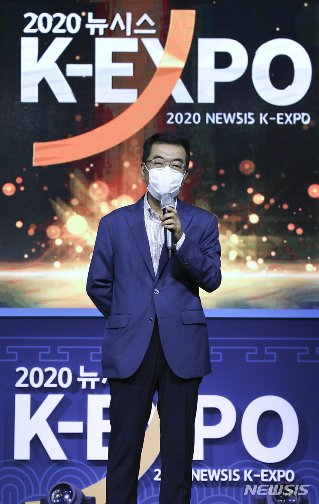 [서울=뉴시스] 최진석 기자 = 국내 최대 민영뉴스통신사 뉴시스 주최 '2020 뉴시스 K-EXPO'가 열린 26일 오후 서울 중구 신라호텔에서 이종원 LG생활건강 부문장이 한류기업대상 산업통상자원부장관상을 받은 뒤 소감을 밝히고 있다. 2020.08.26. myjs@newsis.com